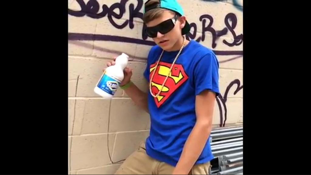 ld_drizzydrake's tweet photo. In honor of No Flexin Zone becoming a year old today 😂😂 #trapsquad #theroots http://t.co/8QkhmLu3WF