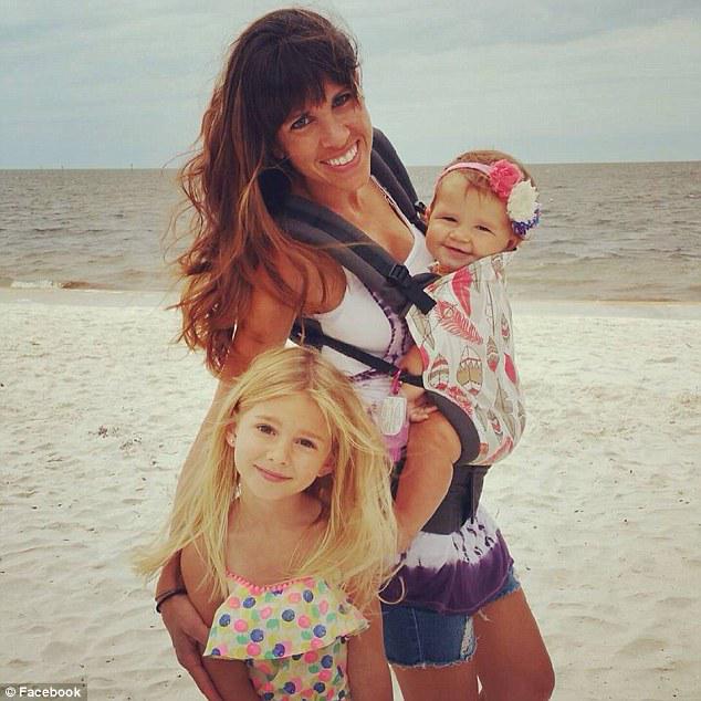 Tratan de humillar a una #madre por #portear a su hija de 5 años.
blog.cadamochueloasuolivo.com/tratan-de-humi…
#porteo #portabebés #Tula