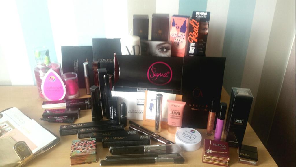 staycels2015's tweet photo. Unhealthy addiction to #makeup. #MakeupJunkie #makeupartist 😍 http://t.co/dnwJuSg0ST