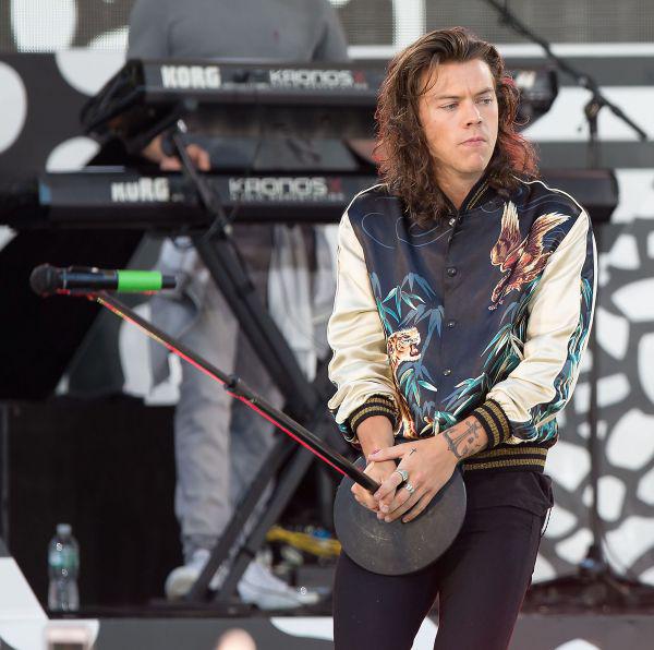 1DInsideReport's tweet image. Harry live on stage at Good Morning America (08.04.15) #1DonGMA #102-105 💞 -S