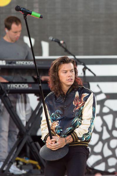 1DInsideReport's tweet image. Harry live on stage at Good Morning America (08.04.15) #1DonGMA #102-105 💞 -S