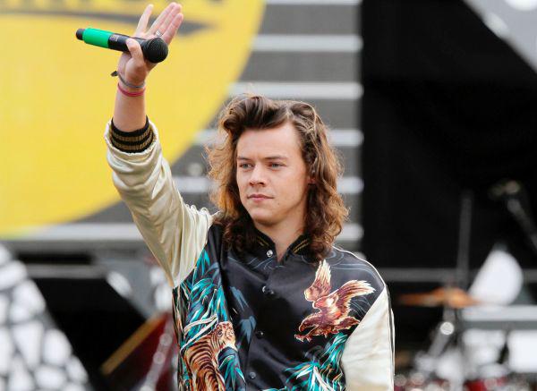 1DInsideReport's tweet image. Harry live on stage at Good Morning America (08.04.15) #1DonGMA #102-105 💞 -S