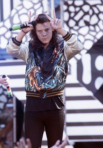 1DInsideReport's tweet image. Harry live on stage at Good Morning America (08.04.15) #1DonGMA #102-105 💞 -S