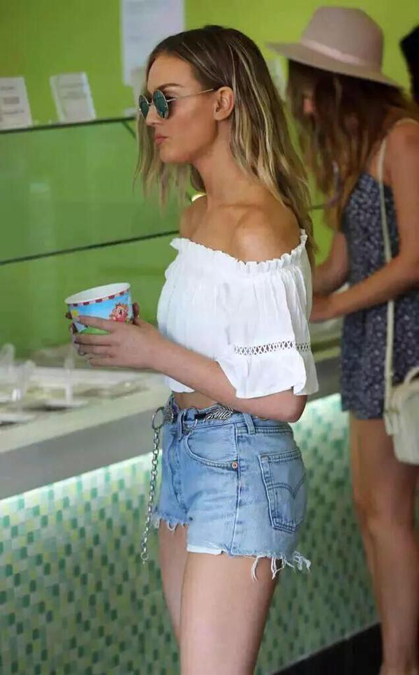 SpainLittleMix's tweet photo. Las chicas tomando un helado en LA http://t.co/G8jYilVoKt