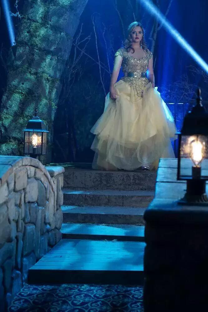 Pretty41276581's tweet image. "@HalebPLL: #PLLProm in 3 hours!! https://t.co/Zg2MnJVSn7" Trop belle