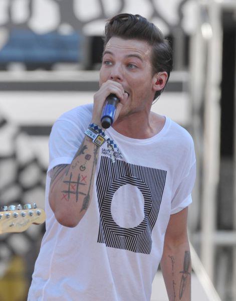 1DInsideReport's tweet image. Louis live on stage at Good Morning America (08.04.15) #1DonGMA #126-128 💞 -S