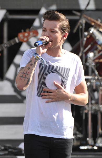 1DInsideReport's tweet image. Louis live on stage at Good Morning America (08.04.15) #1DonGMA #126-128 💞 -S