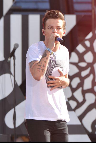 1DInsideReport's tweet image. Louis live on stage at Good Morning America (08.04.15) #1DonGMA #126-128 💞 -S