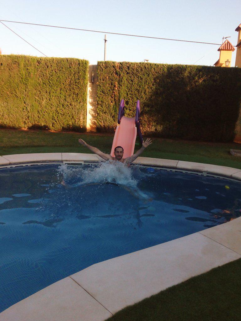 Paty_83DH's tweet photo. Qué buena tarde la de hoy!!! @santijgonz  #Piscina🏊 #Tobogán 😜 #Sol🌞 #Cachinba 👍 #LoveSummer ⚓💙 http://t.co/prmIF4pI0V