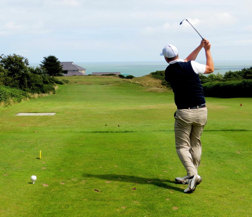 rhodri_huw's tweet photo. Wastad rwbeth i neud heblaw bwrw pel: dal fflag, chwifio at y galleries ac ati!! #openweek2015 @bullbaygolfclub http://t.co/qatEK1O5Mo