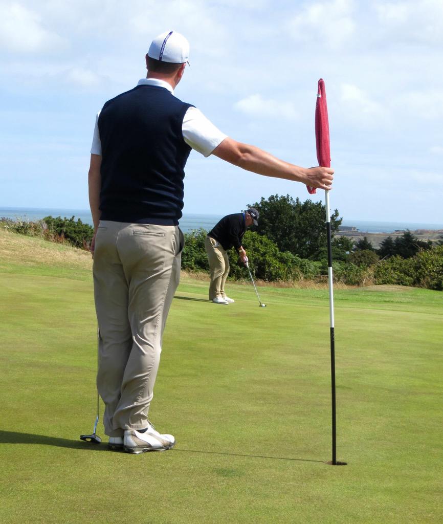 rhodri_huw's tweet photo. Wastad rwbeth i neud heblaw bwrw pel: dal fflag, chwifio at y galleries ac ati!! #openweek2015 @bullbaygolfclub http://t.co/qatEK1O5Mo