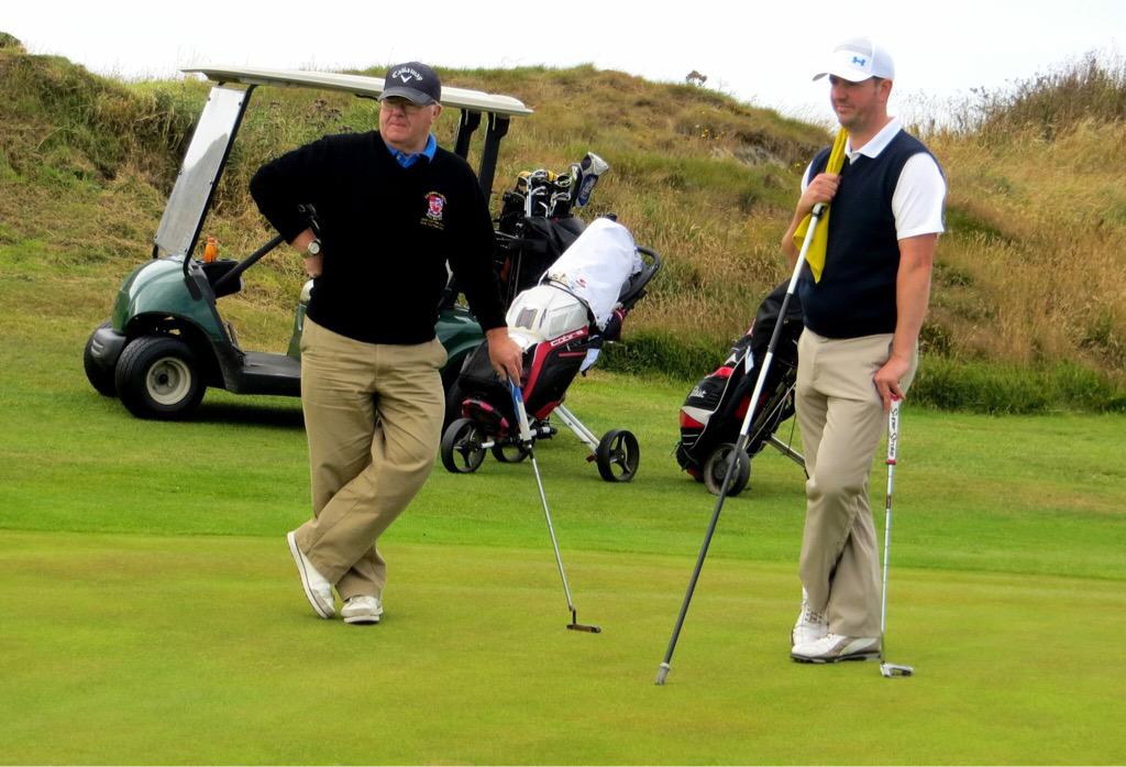 rhodri_huw's tweet photo. Wastad rwbeth i neud heblaw bwrw pel: dal fflag, chwifio at y galleries ac ati!! #openweek2015 @bullbaygolfclub http://t.co/qatEK1O5Mo