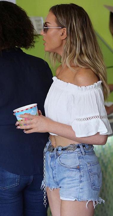 SpainLittleMix's tweet photo. Mas fotos de Perrie tomando un helado http://t.co/aS4X5njpdn