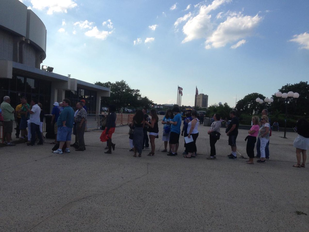 Not everyone at Nassau Coliseum got tickets to see Billy Joel. These people hope to snag some. #lilovesbillyjoel