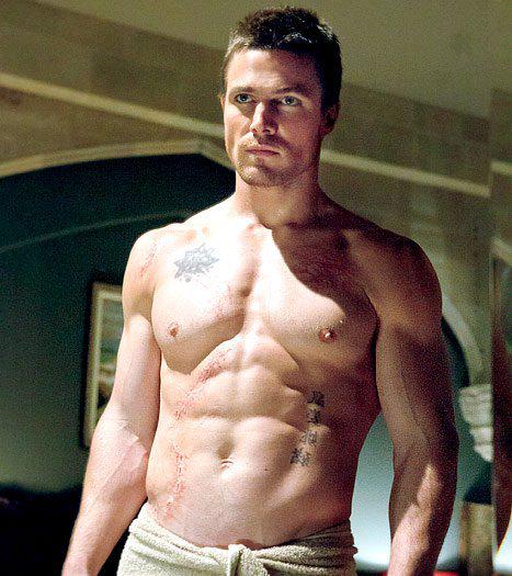 mizonatv's tweet photo. Stephen Amell (‘Arrow’) vuelve a quitarse la camiseta, esta vez para luchar en la ‘WWE’ http://t.co/hvBjFUcxFi http://t.co/SwGB51y4bO