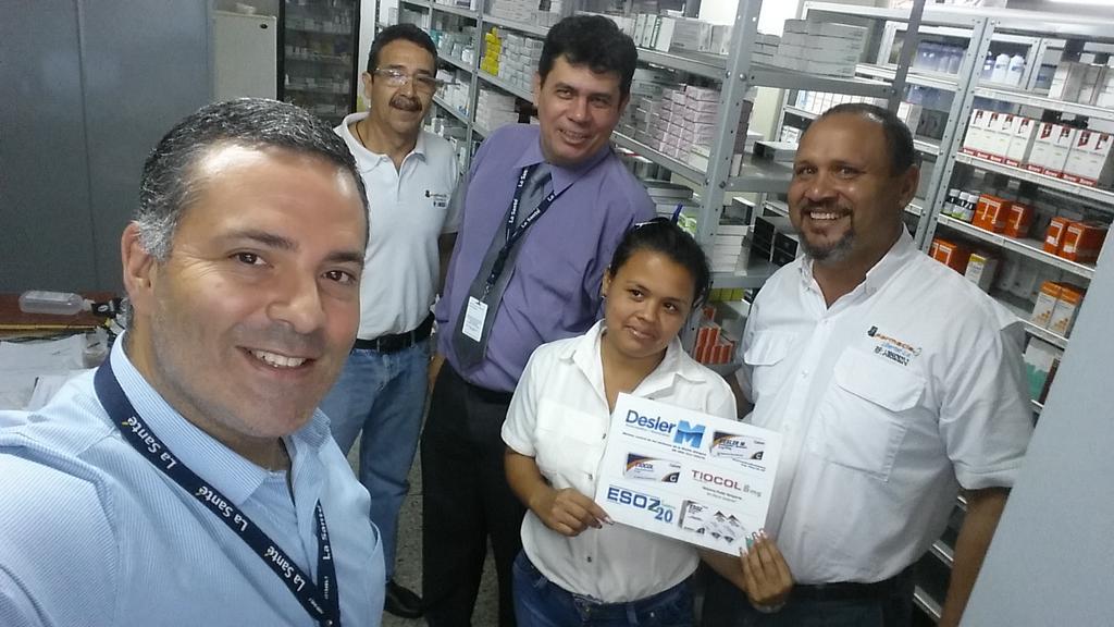 GalenoArismendi's tweet photo. #EnVivo #SalidaDual Farmacia Libertad con @Galeno_vallais @galenogastro @GalenoMarketing #Alegria #selfie http://t.co/Ep3yMioXRE