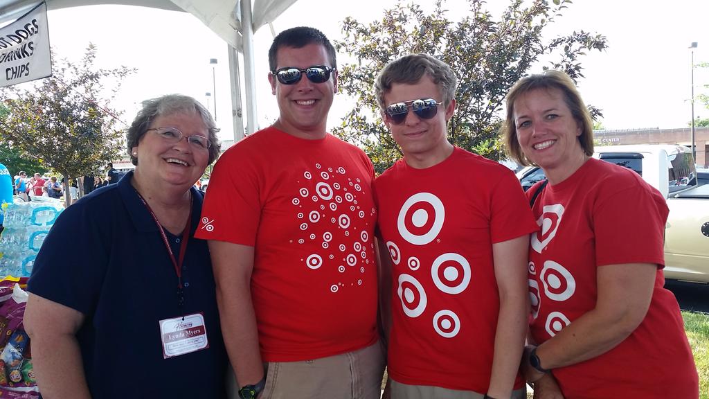 TargetTrent's tweet photo. Having a blast volunteering at #G194NNO @Hoopsfans @lewmeg2 http://t.co/lOWWpjwqqL