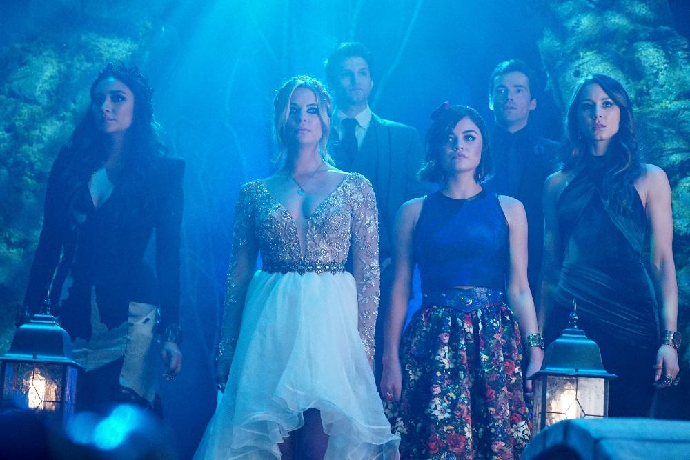 PLLBigSecrets's tweet image. Less than TWO hours to go! #PLLProm