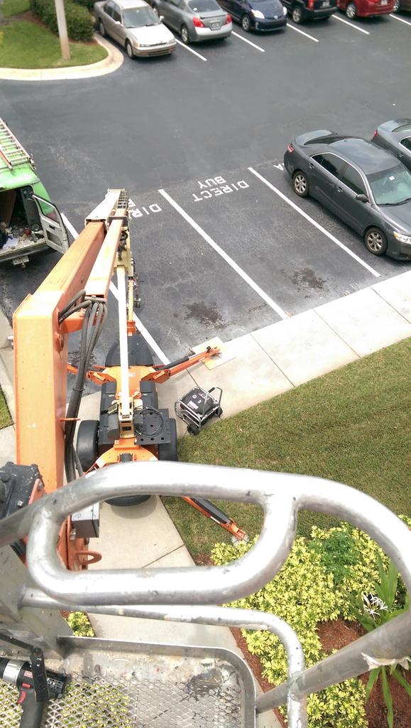 BspSigns's tweet photo. Rough day of removing channel letters in the rain #channelletterremoval #stuckontheliftintherain http://t.co/1BqolJufQc