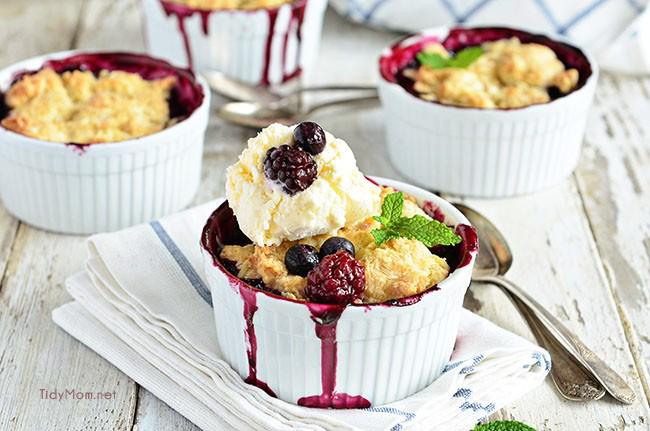 TidyMom's tweet image. Black and Blue Berry Cobbler #recipe + my secret for easy clean up! buff.ly/1MKva7A #cleanfeelsgood #spon