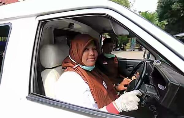 DPN_BSMI's tweet photo. Yuli Yanika, sopir ambulan BSMI. #relawanBSMI #BSMIbaktiuntuknegeri @bsmisumut http://t.co/TNZB9rZ4V1 http://t.co/umMwLwI1nU