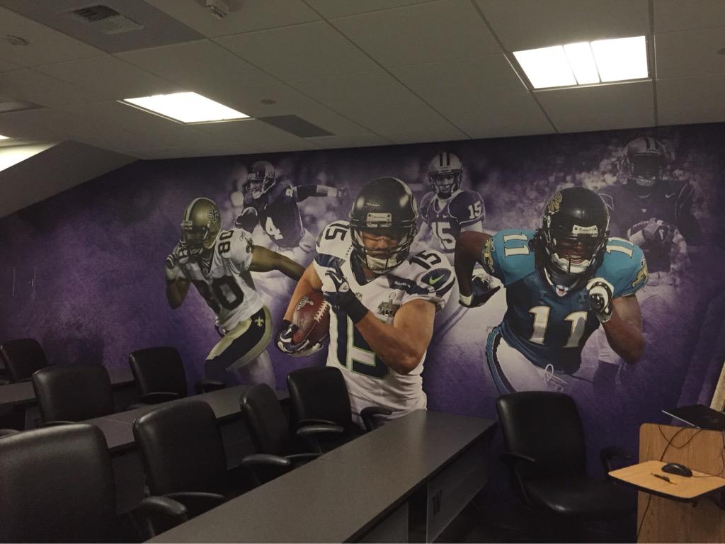 The WRs meeting room just added some  Husky legends! #NFLDawgs 
Reggie Williams, @chopchop_15  @jeromepathon  #MAP