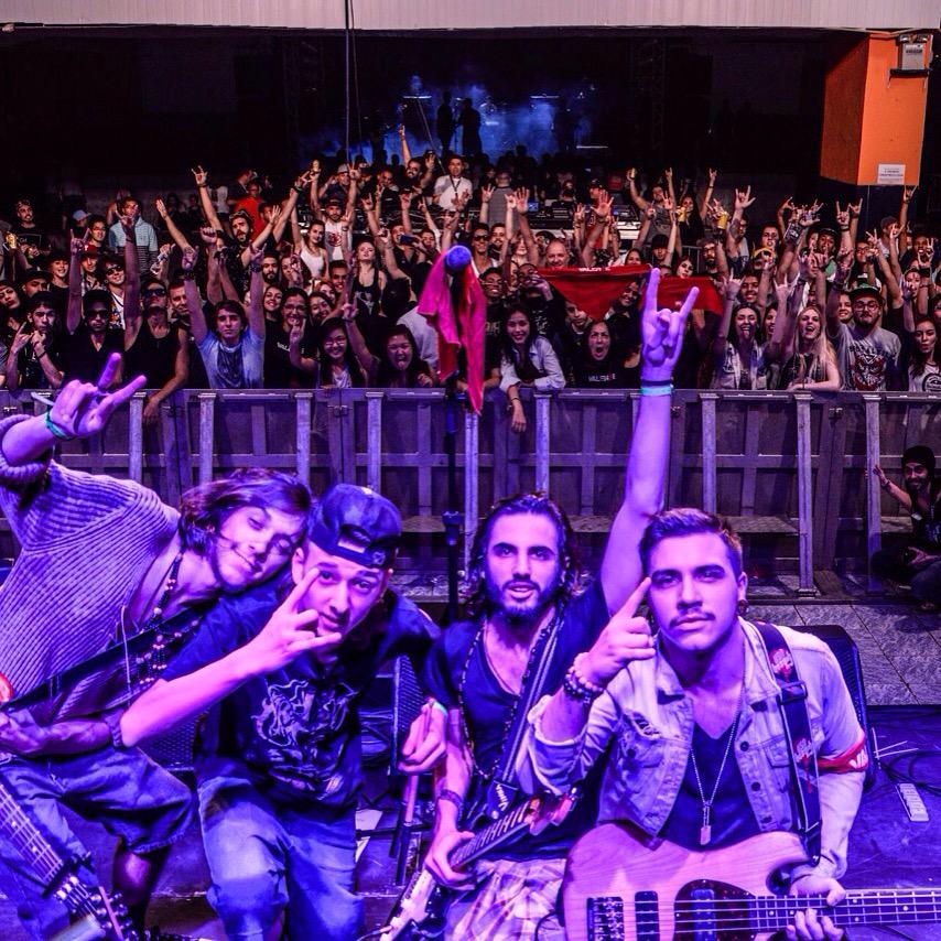 valenseoficial's tweet photo. Show de lançamento da música "Vou Continuar", muito obrigado pelo apoio de vocês #VouContinuar #SMF13 http://t.co/PgQ5EVwuQy