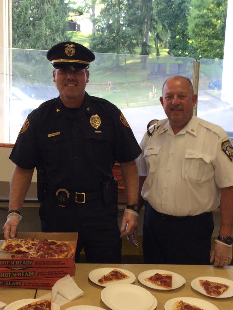 NDWVnews's tweet photo. #WheelingPD and #WheelingFD Chiefs serving pizza at tonight's #NationalNightOut event in @CityofWheeling http://t.co/L6MXsHgQOW