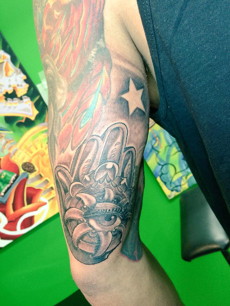 AkeoSon's tweet photo. & finally after any sessions and hours under a needle my 1/2 sleeve is done! #HamzaHand http://t.co/G7a36MK8dH