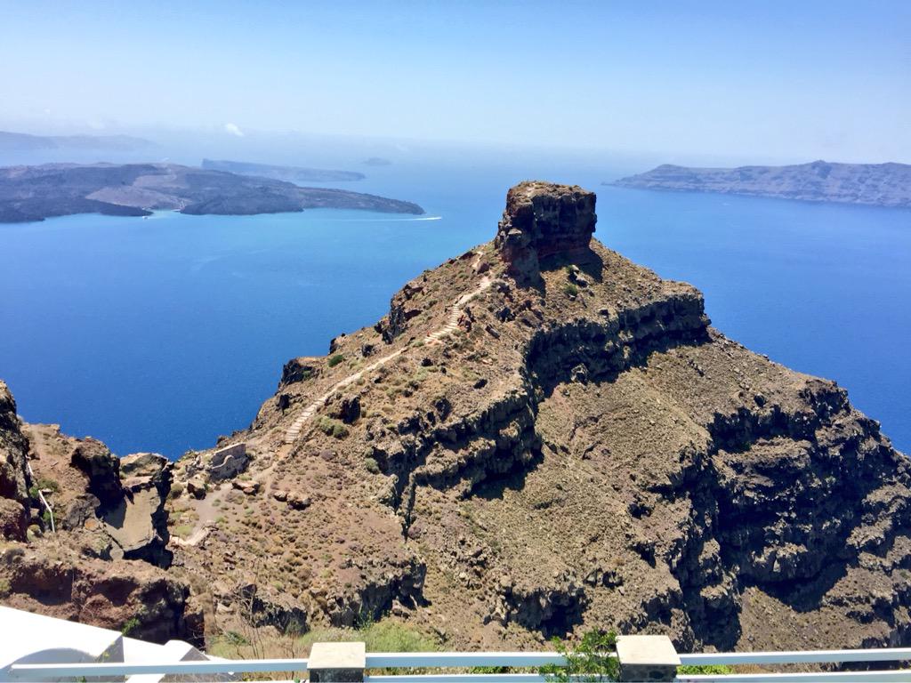 _frequentlyfly's tweet photo. @tholosresort No filter needed in Santorini #Greece http://t.co/YDkQi0P9O8
