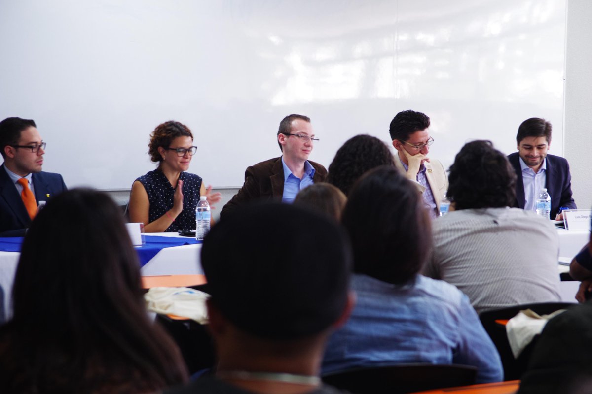 En el panel que me tocó participar ayer estuvieron 3ponentes de lujo, Diego Brenes, Andrei Cambronero y Edgardo Pinel