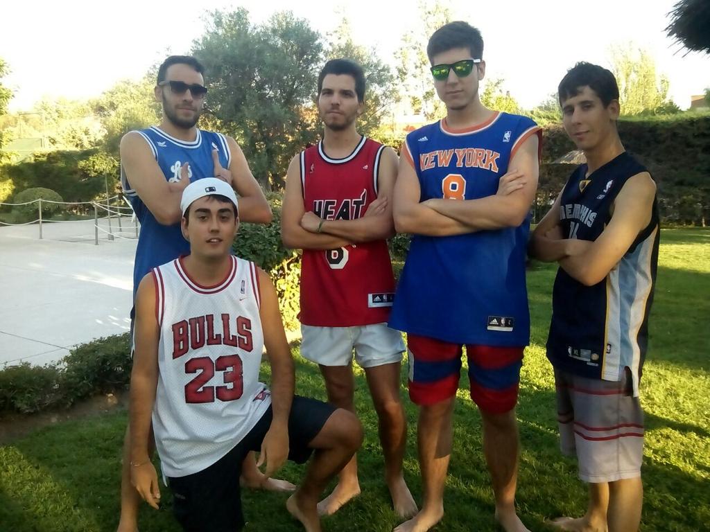 ElTuitDeAllen's tweet photo. The Big Team! hoy salimos con el siguiente quinteto: @BorjaM10 @JRamosAlonso @JaimeM28 @alexromero_9 y @allenrodriz7 http://t.co/NkoImYx1am