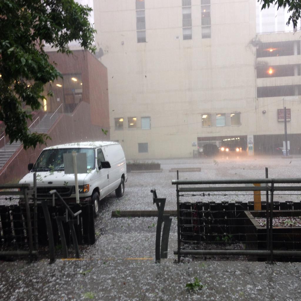 Kendall_Titch's tweet photo. The Wild West. Legit. #abstorm #yyc #yycweather #calgary #Canada #storm @CBCCalgary @cityofcalgary @GlobalCalgary http://t.co/QGBO8xoGYV