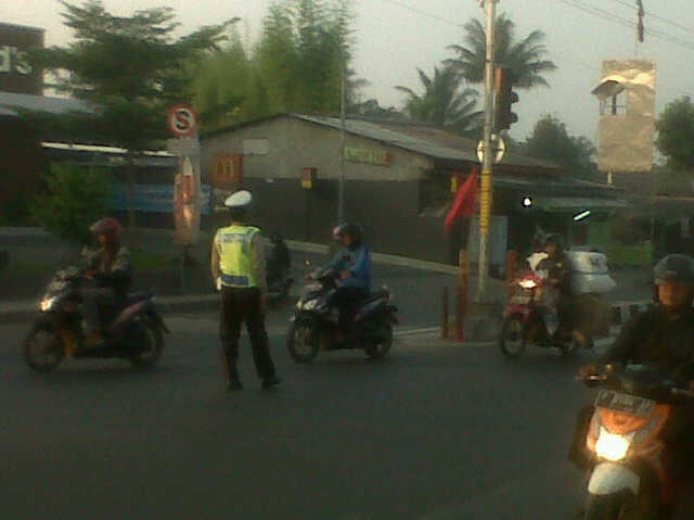 06.56 Kondisi lalu lintas simpang Bojongsari Sawangan terpantau relatif ramai lancar   @restadepok