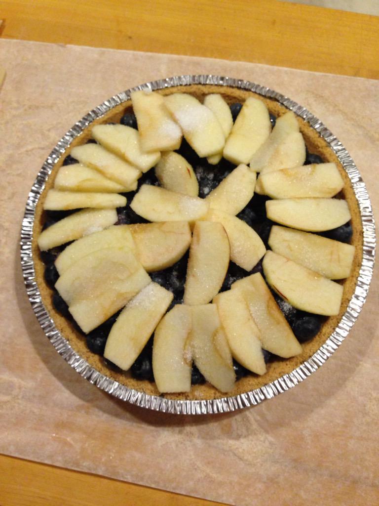 Ban2ndHandFat's tweet photo. Fresh #Fruit for #Dessert #tonight! An Apple/Blueberry #Pie #manbaking http://t.co/P8CDaDtFbr