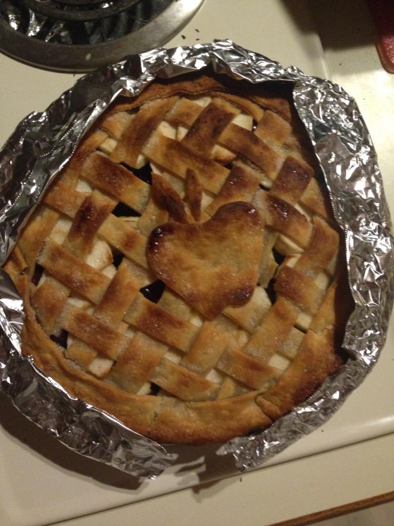 Ban2ndHandFat's tweet photo. Fresh #Fruit for #Dessert #tonight! An Apple/Blueberry #Pie #manbaking http://t.co/P8CDaDtFbr