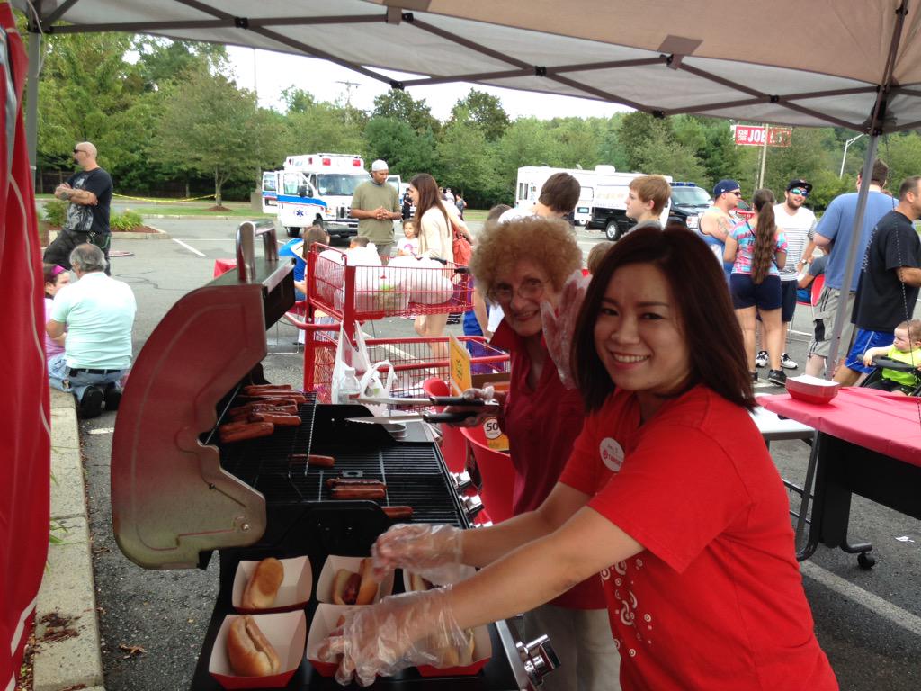 hoffmanvida's tweet photo. National Night Out! Saugus MA awesome job team! @Mr_JKings @PaulMatthewsAP @achiarelli221 http://t.co/H8oRTQdYTu