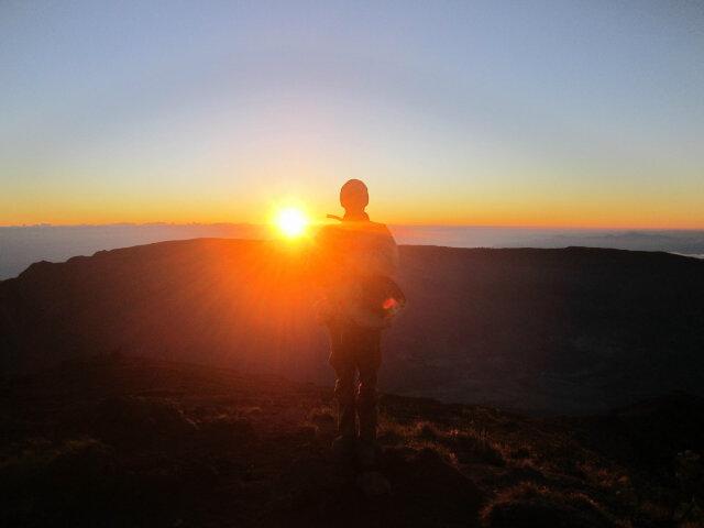 op4at's tweet photo. Sunrise di puncak cincin vulcano indonesia @gunungtambora,gunung yang hilang http://t.co/r5TidSgMbk