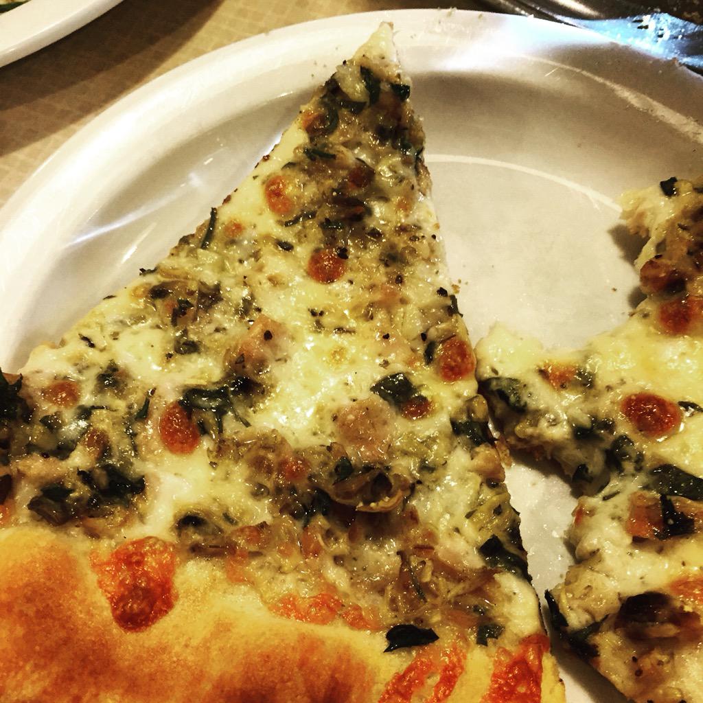 FoodMashups's tweet photo. Clams + Pizza. Clam Pizza. #foodmashups http://t.co/9tIzJZCipc