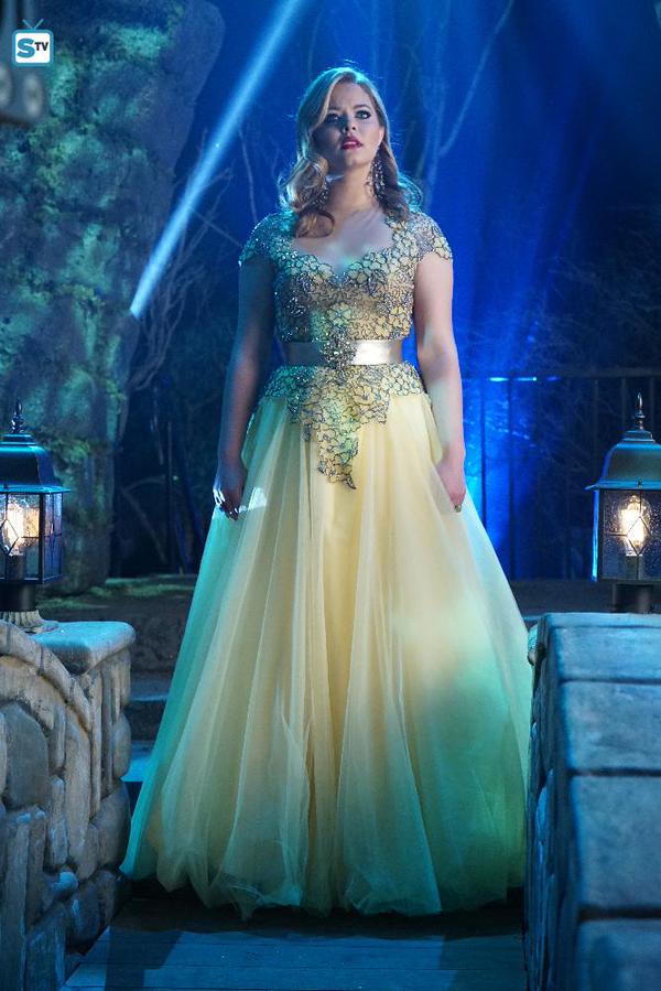 sensitive_moon_'s tweet image. They look gorgeous 😍 I love Spencer and Emily's dresses the most tho 😍 #PLL #PrettyLittleLiars #PLLProm #Emison
