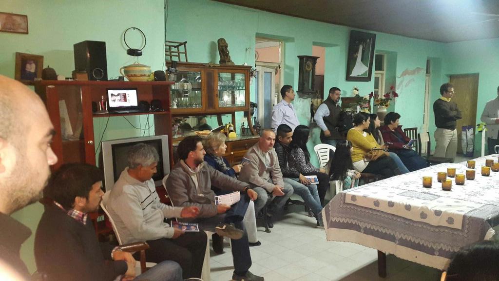 FerValdeztuc's tweet photo. En calle Rivadavia al 600,los vecinos de la zona se congregaron para escuchar las propuestas de #LaListaDeCano http://t.co/cf2D7O9EKL
