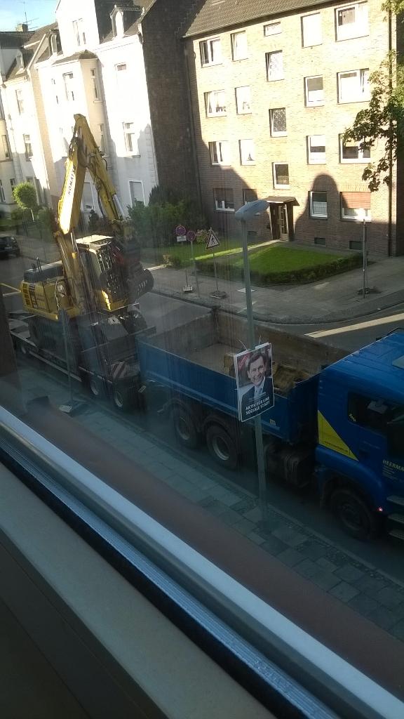 DATRoBAT's tweet photo. 8:10 morgens und die Workerdudes sind erstmal fly am trouble maken http://t.co/QHjjIZvps1