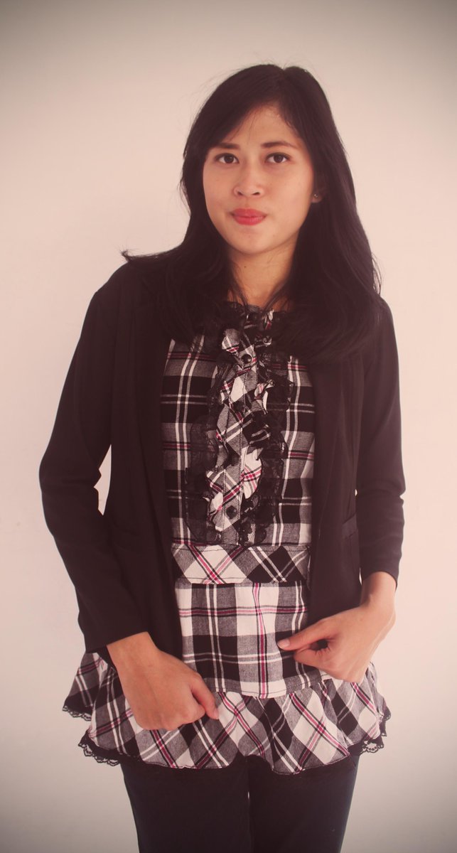 Square Black White Blouse (no outer)

Price 100K