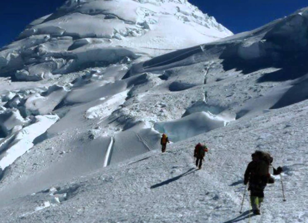noticiAmerica's tweet photo. Reportan desaparición de tres alpinistas ecuatorianos en el nevado #Huascarán ► 
 http://t.co/xG4fnw2RuW http://t.co/Jb9rKekpiH