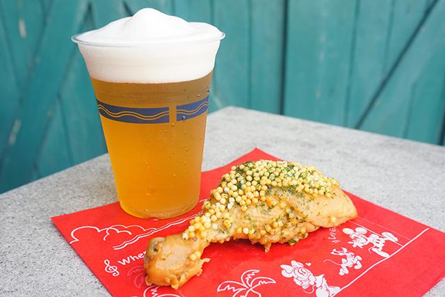 東京ディズニーリゾートpr 公式 暑 い夏にはこれ レストラン櫻 のテラス席で あられ照り焼きチキン レッグを やわらか い照り焼きチキンとサクサクしたあられの食感をお楽しみください フローズン生もごいっしょにどうぞ Http T Co