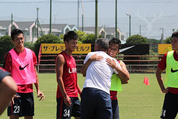 午前練習中、トニーニョ セレーゾ前監督がお別れの挨拶に！ボア ソルチ、セレーゾ！ #kashima #antlers