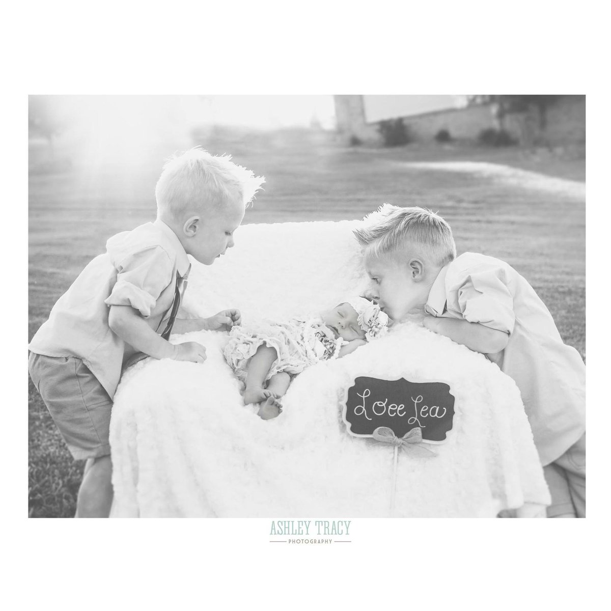 AshleyTPhoto's tweet photo. When the kids aren't quite sure I'm taking a picture, and yet this still happens? #MeltsMyHeart #photography http://t.co/aWpiBnQY3w