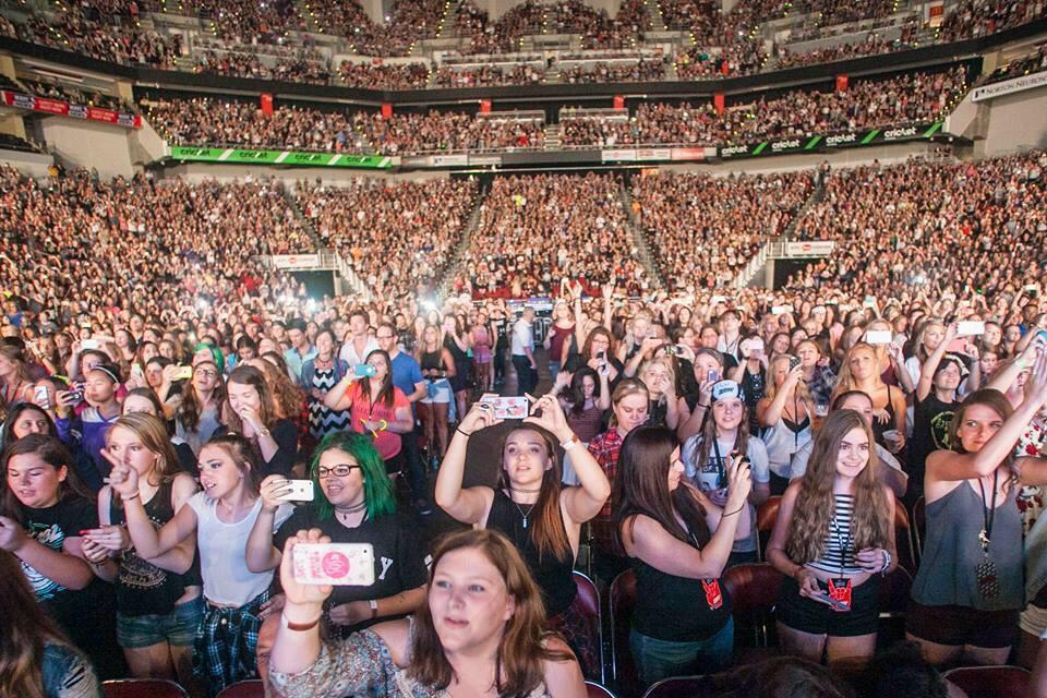 _5SOSFAMUPDATES's tweet photo. The beautiful 5SOS fam crowd in Louisville tonight #ROWYSOLouisville http://t.co/LKGgfvPc5u