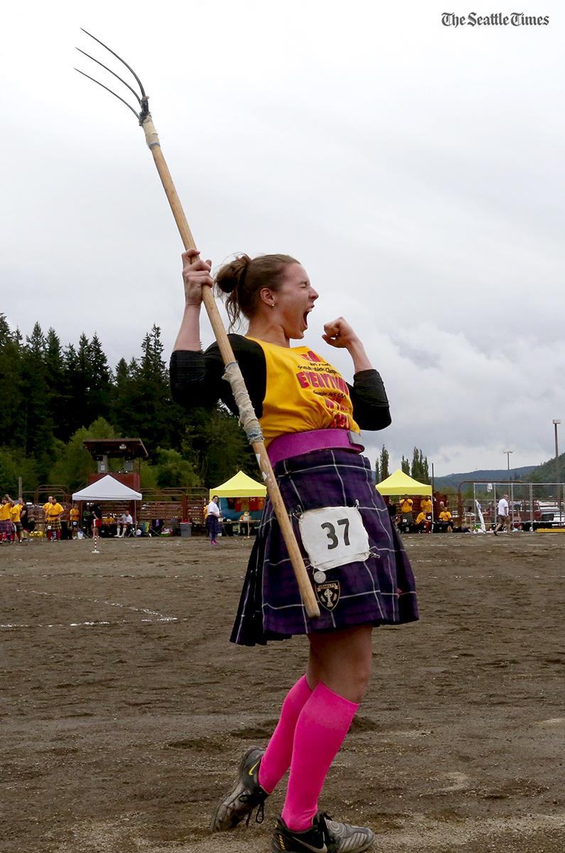 SeaTimesPhoto's tweet photo. A toss with a twist to a world record (@alanberner) #Photo Gallery: http://t.co/ECha34BkWe #sheaftoss http://t.co/qk1sZ7gk05