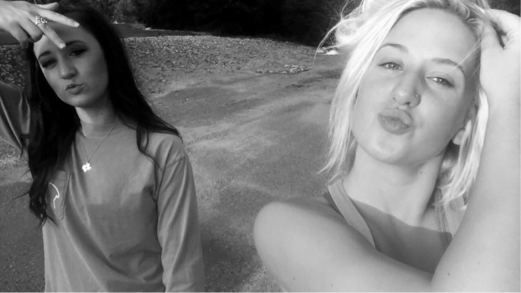 hannahmacc_'s tweet photo. Being a twin is fun #ratchetedition http://t.co/eNI7x6BvyQ